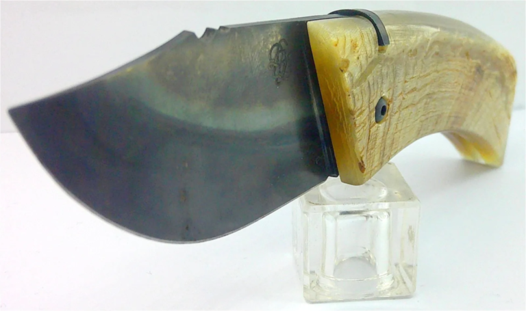 Couteau corse curnichjolu lame acier carbone xc100 et corne de bélier de D Bouquet