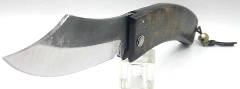 Couteau corse "u capicursinu" lame en acier cabone 3 mm, manche en corne de bouc et breloque tête de mort de SKA