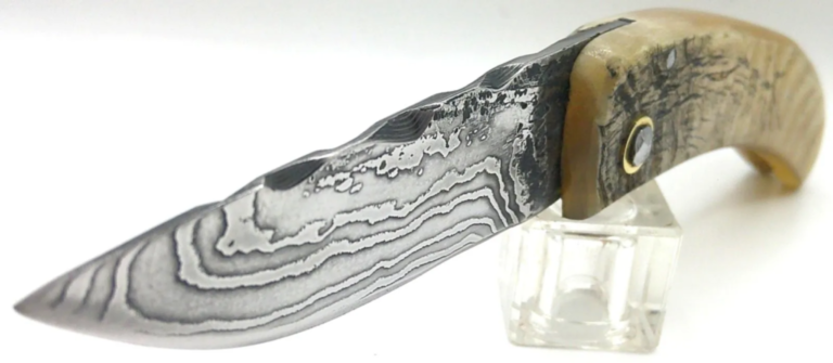 Couteau corse curnichjolu acier damas 2,5 mm et corne de bélier de M Padovani